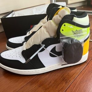 Air Jordan 11 voltage bolt